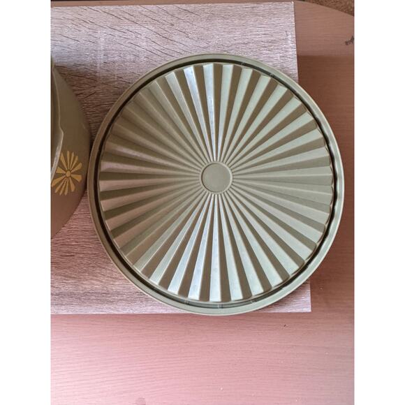 Vintage Tupperware Storage Bowl with Lid - 8" Diameter - Picture 11 of 11